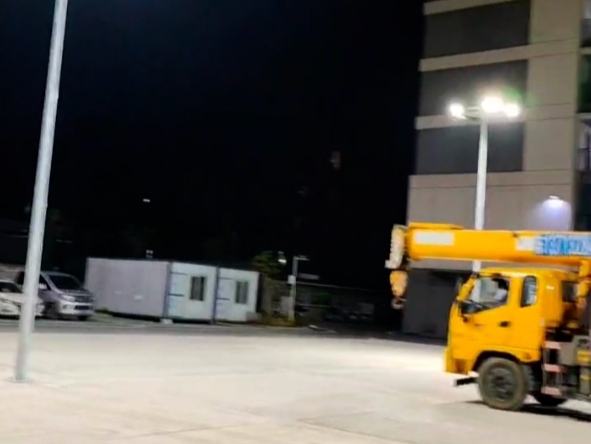 太有面儿了！8米高4套灯，照亮东莞篮球场的夜