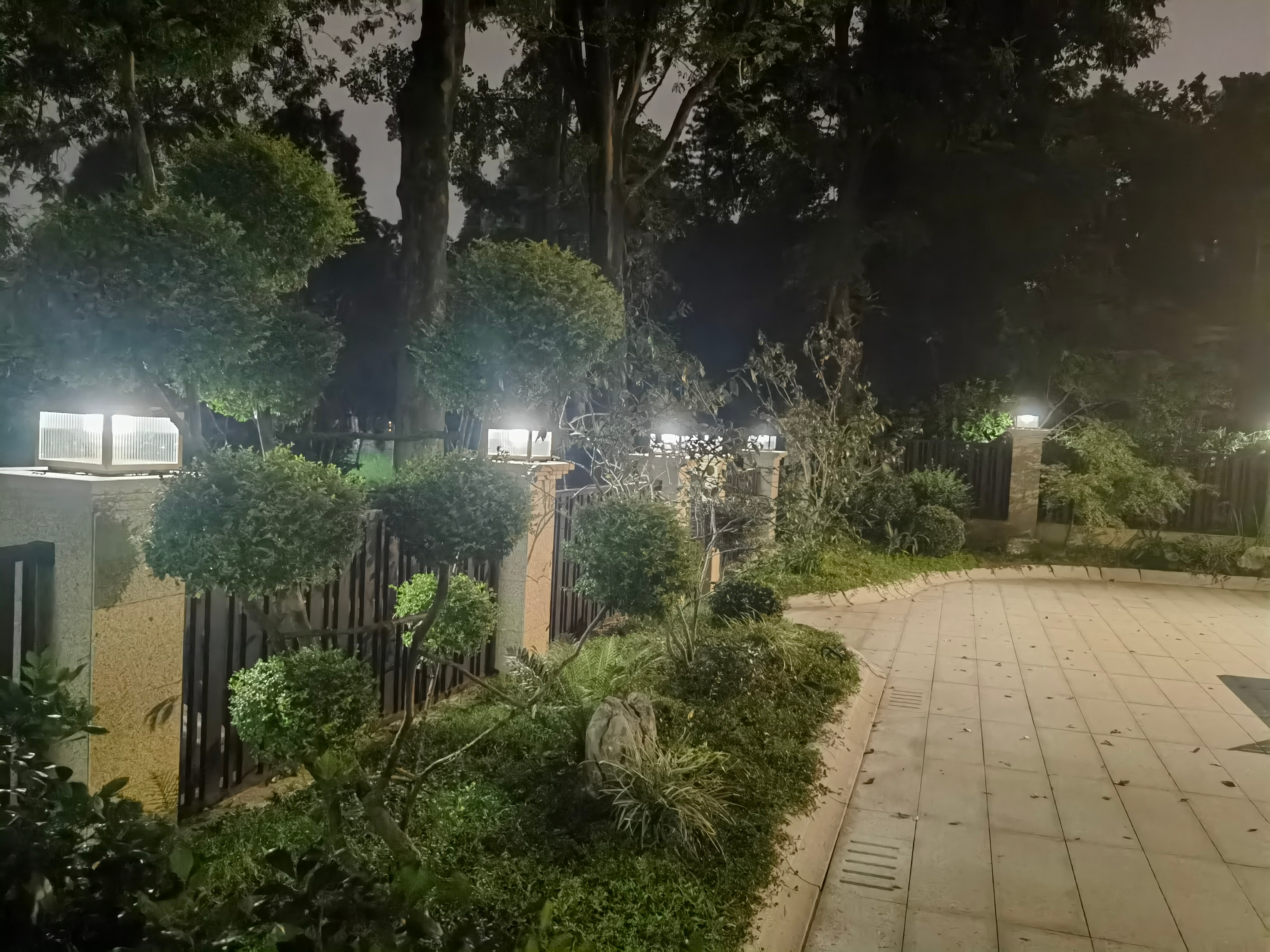 【点亮夜色，品质之选｜四川园林山庄铜制柱头灯实景案例分享】